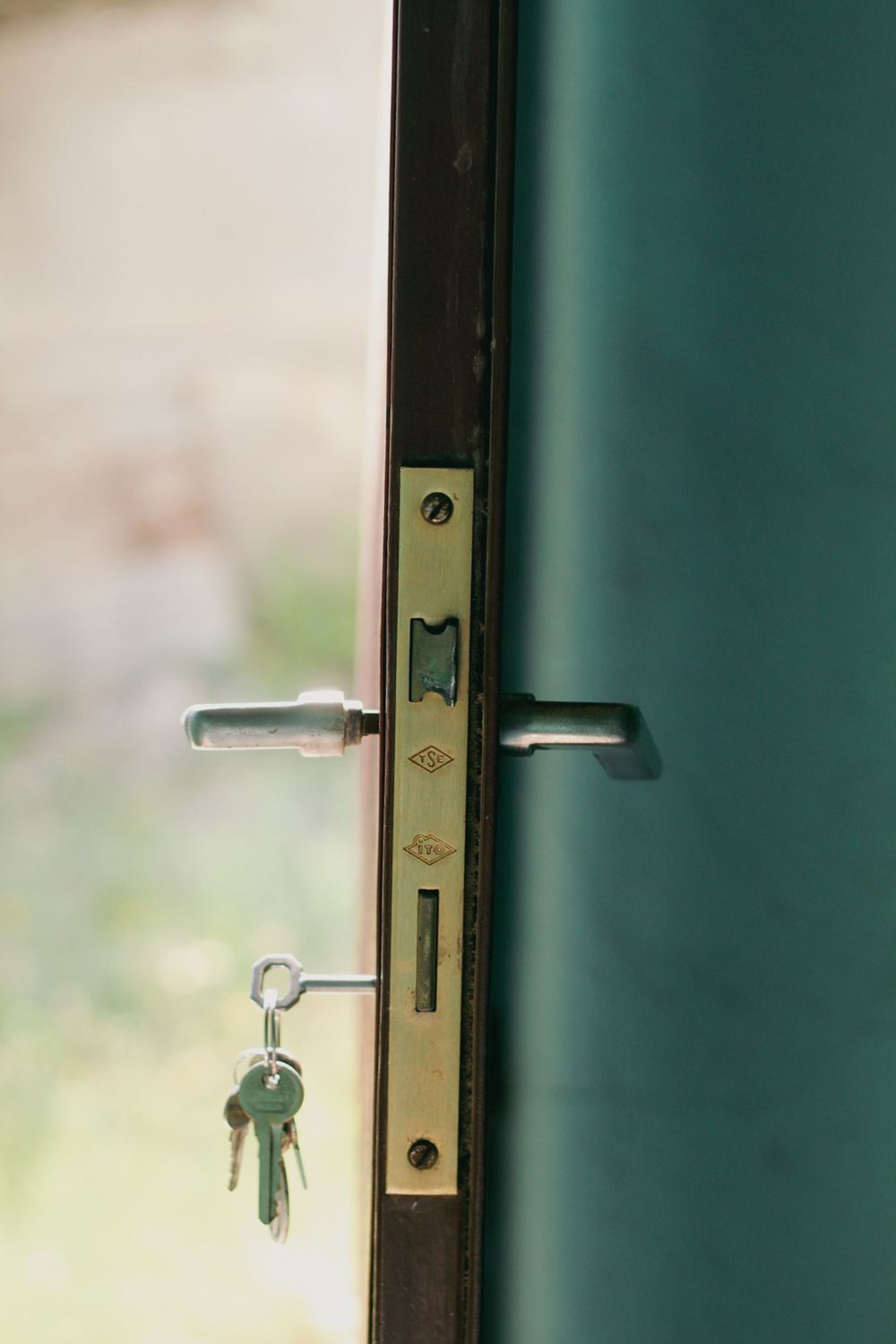 Detalle de cerradura y manilla de puerta con llave puesta, cambio de cerradura