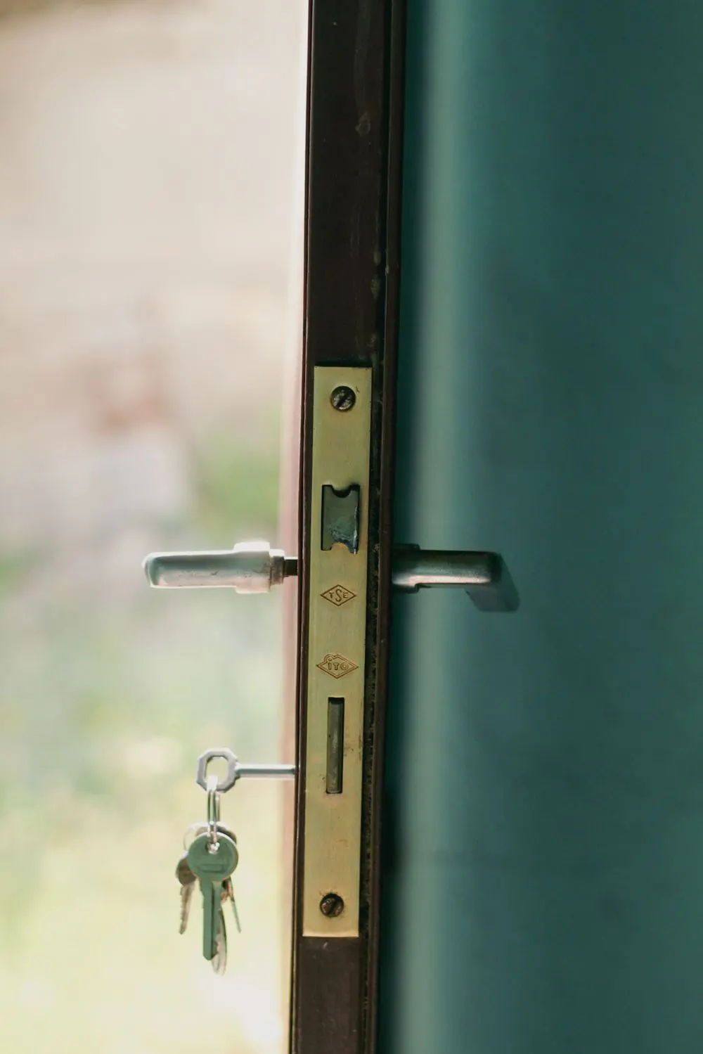 Detalle de cerradura y manilla de puerta con llave puesta, cambio de cerradura
